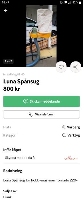 En gul Luna spånsugsmaskin med dammsugarslang och uppsamlingspåse, framför en bil och träplankor.