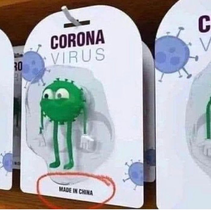 Illustration av ett grönt virus med ögon och ben på förpackning med texten "CORONA VIRUS" och "MADE IN CHINA".