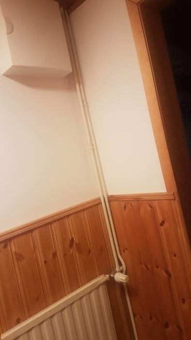 Värmesystem med radiator, tilloppsrör och termostat, misstänkt luftproblem eller trasig ventil.