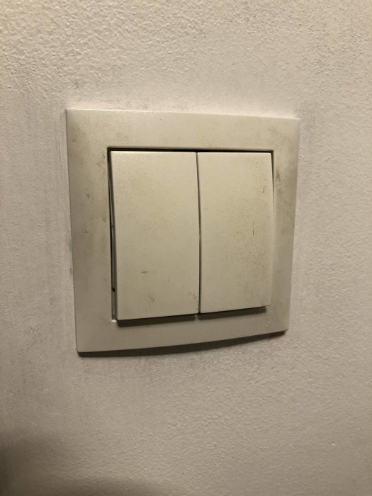 Dubbel ljusströmbrytare på vägg, ena sidan behöver ersättas med en dimmer för LED.