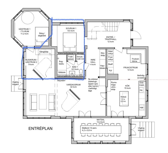 Arkitektritning av ett hus med markerat område för en planerad takterrass och tillbyggnad.