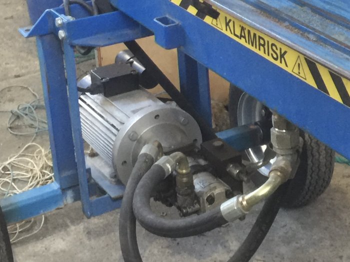 Del av en Vimmerby vedklyv ombyggd med 1-fas motor och hydrauliska pumpar, etikett med "KLÄMRISK".