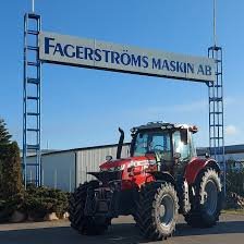 Traktor framför skylten "Fagerströms Maskin AB" vid företagets entré.