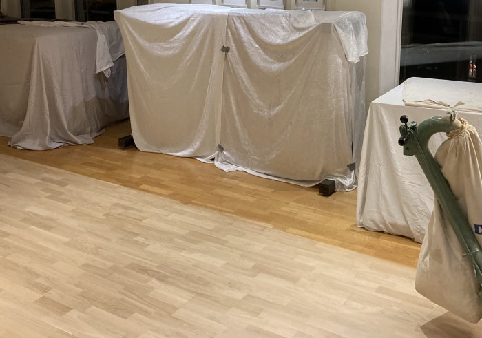 Halvslipat parkettgolv med tydlig skillnad mellan det bearbetade och det obehandlade området.