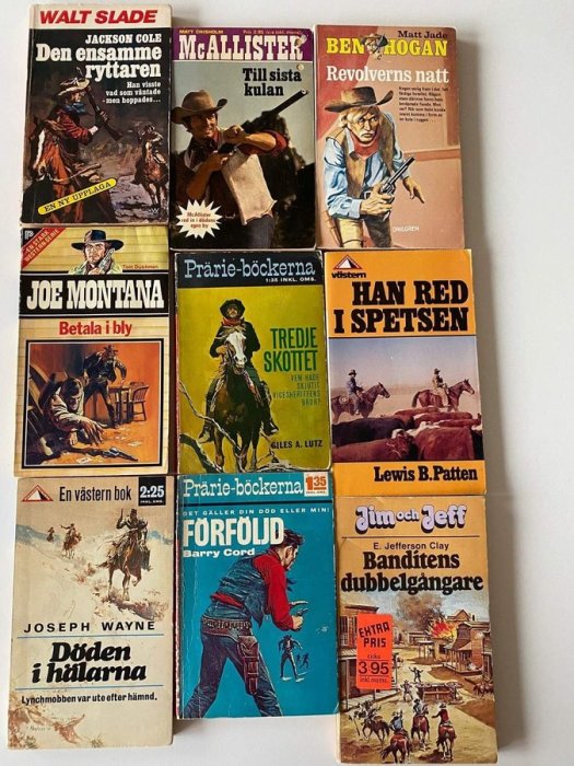 Samling gamla västern- och deckarromaner med illustrationer av cowboys och brottslingar på omslagen.