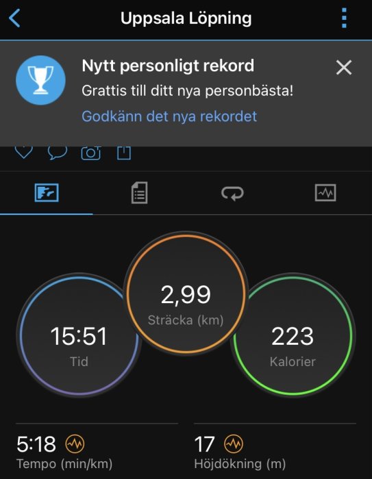 Skärmdump av en löparappa som visar nytt personligt rekord, träningsstatistik med tid, distans och kaloriförbränning.