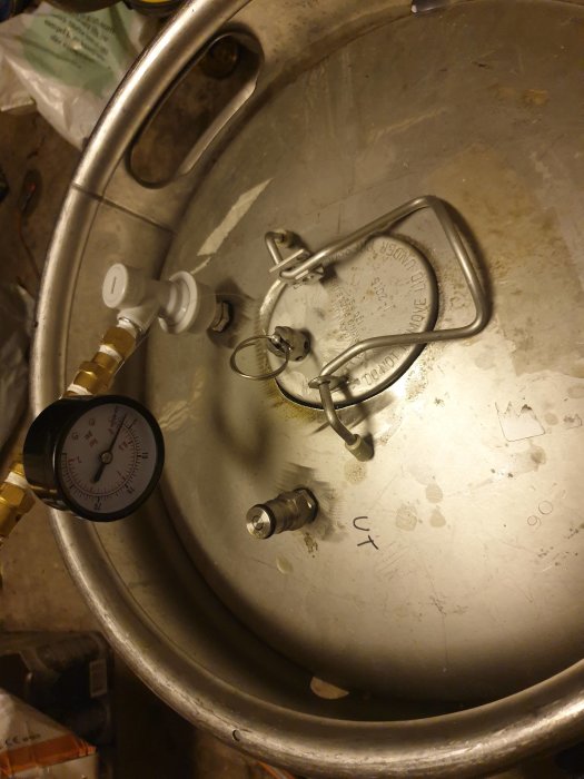 Ölkärl för kolsyrejäsning med mätare och kopplingar används i hemmabryggning av New England IPA.