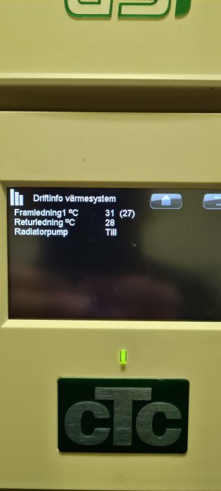 Displaypanel för värmesystem som visar framledningstemperatur på 31°C och returtemperatur på 28°C.