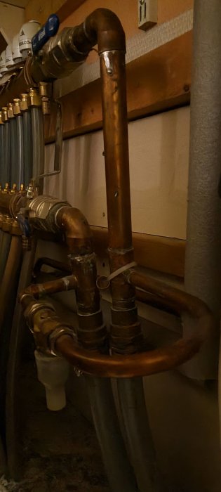 Värmerörsledningar och kopplingar med bypass i ett värmesystem.