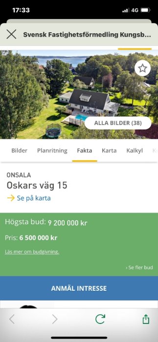 Vy över en fastighet med ett tvåvåningshus, trädgård och pool, med havsutsikt annonserat för 6,5 miljoner kronor.