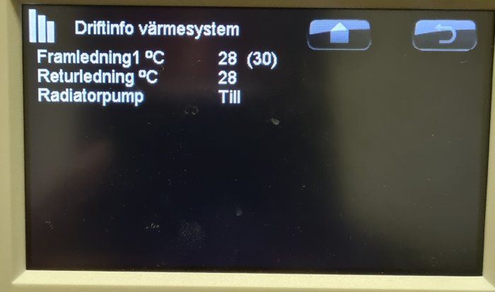 Digital display panel visar värden för fram- och returledning vid uppvärmningstoppen.