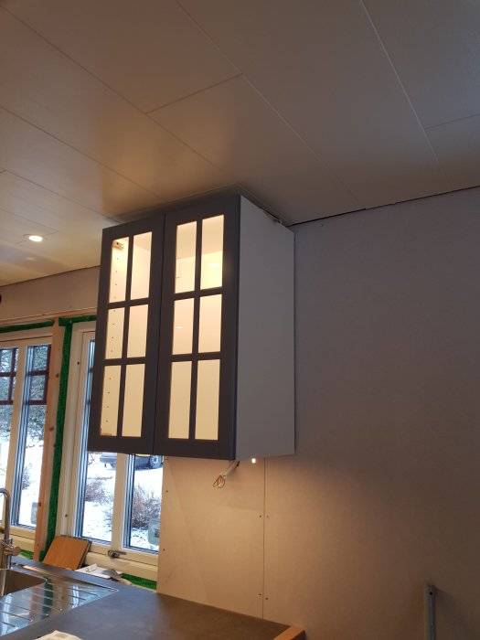 Kök under renovering med nyinstallerad bänk- och skåpsbelysning, ej infälld, vid väggskåp.