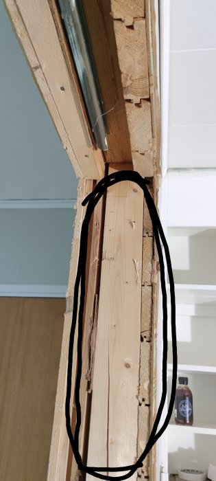 45x70 träregel markerad i konstruktion med skador och spikar synliga.