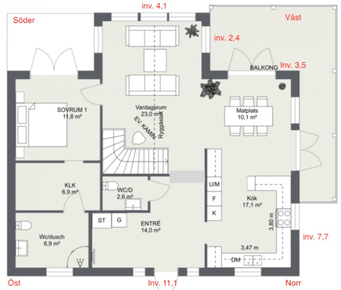 Planritning av ett hus med markerade rum som sovrum, klädkammare, badrum, kök och vardagsrum anpassade för en sluttningstomt.