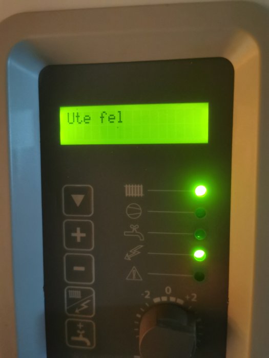 Display på Nibe 1215 värmepump visar felmeddelande "Ute fel".