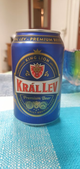 En burk Krällev Premium Beer på ett blått underlag.