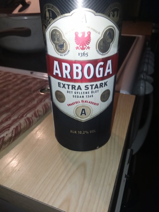 Burk av Arboga Extra Stark öl på bord, alkoholhalt 10,2% vol.