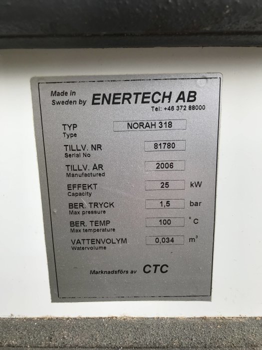 Informationsetikett från Enertech AB med tekniska specifikationer för en enhet.