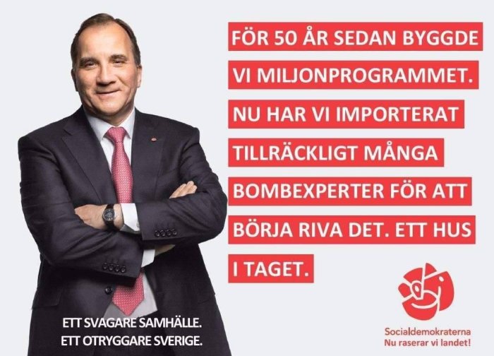 Man i kostym framför en text om byggprojekt och samhällspolitik med partiets logotyp.