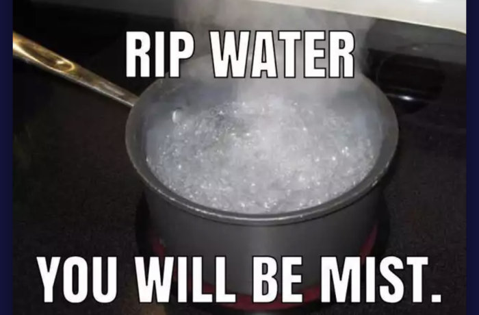 Kokande vatten i kastrull med ordskämt "RIP WATER YOU WILL BE MIST".