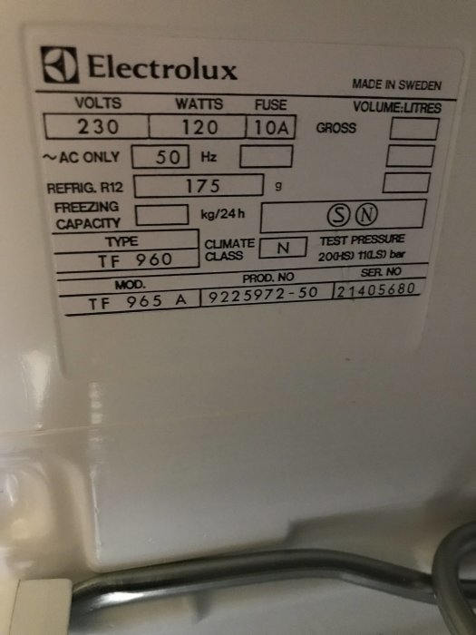 Specifikationsetikett på ett Electrolux-frysskåp med modell- och produktinformation.