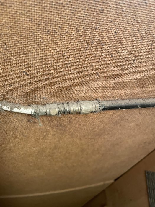 Skarvad koaxialkabel på vind som en del av en äldre TV-antenninstallation.