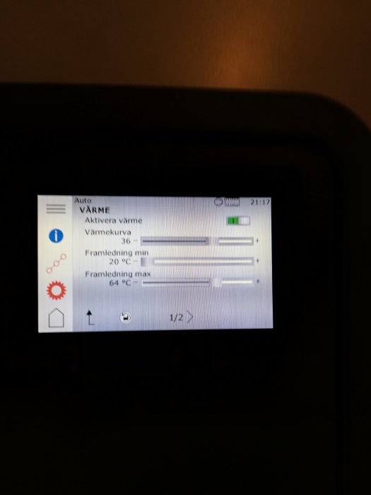 Inställningsskärm på Thermia Diplomat Inverter värmepump som visar värmekurva 36 och temperaturinställningar.