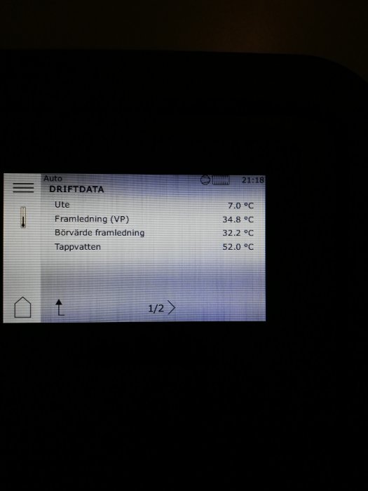 Display av bergvärmepump som visar driftdata med temperaturen ute och i systemet.