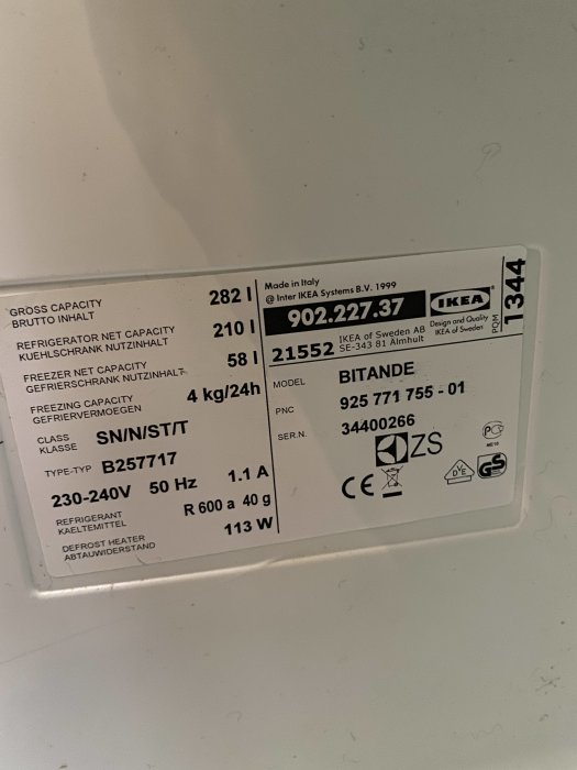 Etikett på IKEA kyl/frys som visar modellinformation, tillverkningsdata och energispecifikationer.