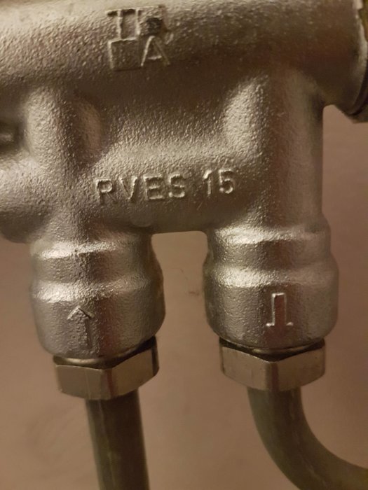 Radiatorkoppel märkt med "TA RVES 15" på en ventil till fjärrvärme.