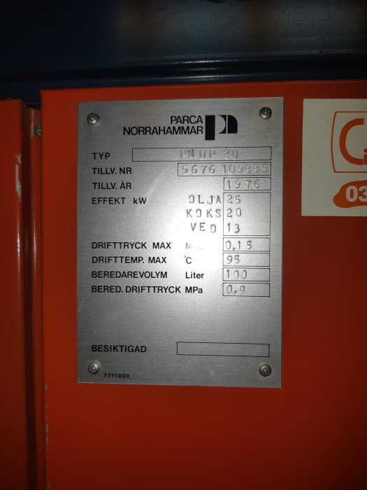 Typskylt på en PARCA NORRAHAMMAR kombipanna med tekniska specifikationer såsom modell, tillverkningsnummer och driftdata.