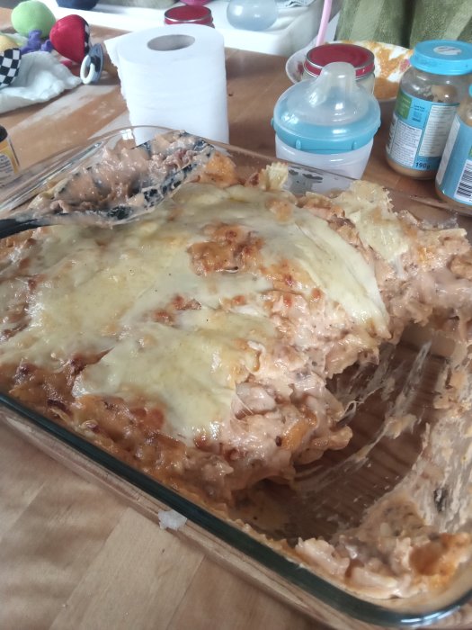 Hemgjord lasagne i en glasform med lager av pasta, köttfärssås och ost, återanvända matrester.