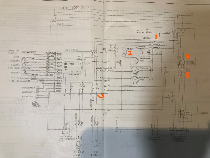 Kopplingsschema för uppvärmningssystem med markeringar för olika komponenter som kontaktorer och reläer.