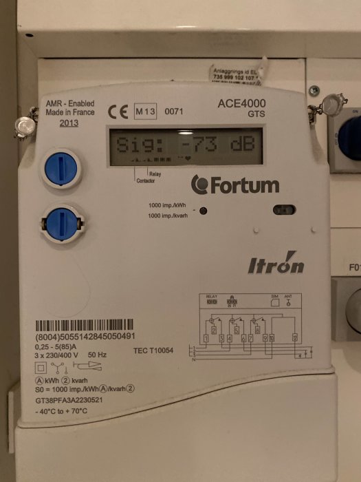 En bild av en elektricitetsmätare från Itron med en digital display visar siffror och varumärket Fortum.