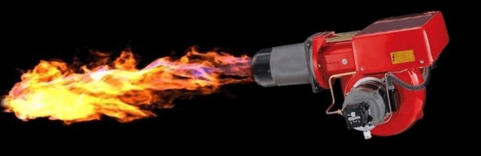 En industriell flamkastare med en kraftig låga mot svart bakgrund.