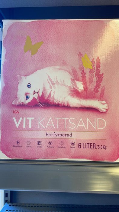 ICA vit kattsand förpackning med bild av en vit katt, 6 liter, parfymerad.