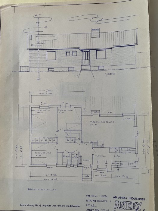 Arkitektritning av en enplansvilla med beteckningar och mått för olika rum inklusive betongtak.