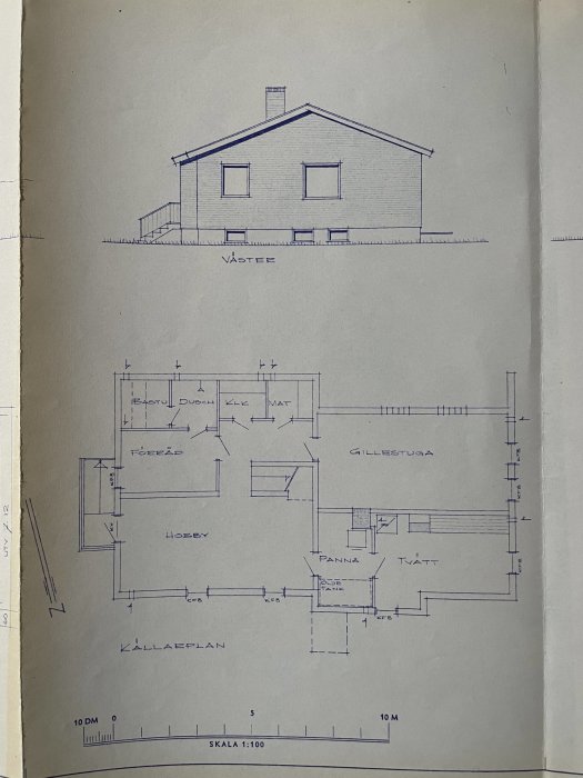 Arkitektritningar av en enplansvilla inklusive planlösning och fasadvy mot väst.