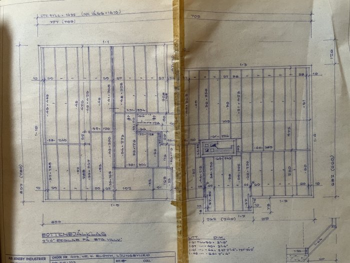 Åldrad arkitektonisk ritning med markeringar och dimensioner för ett byggprojekt, med synliga konstruktioner och mått.