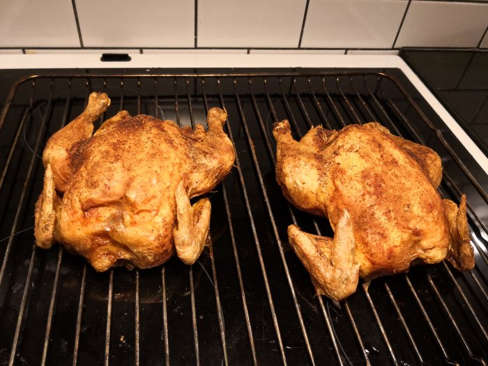 Två hela kycklingar med grillkrydda i ugnen.