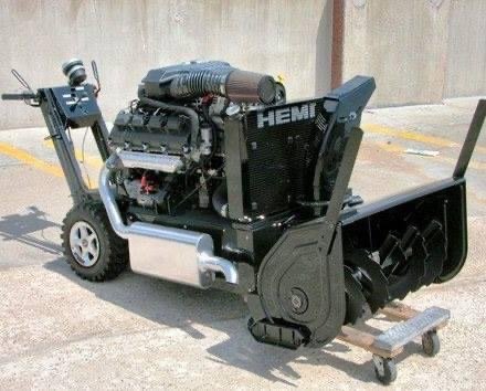 En modifierad snöslunga med stor HEMI-motor och anpassad avgassytem.