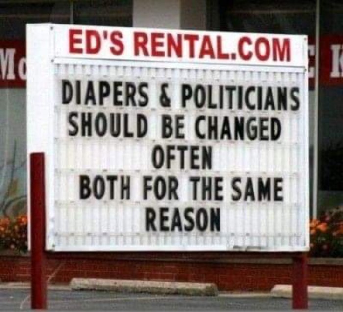 Skylt med texten "Diapers & politicians should be changed often both for the same reason" utanför en butik.