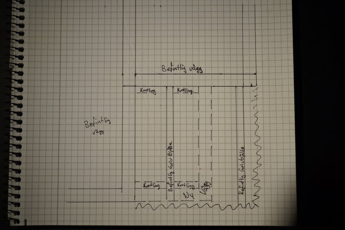 Handritad skiss av ett byggprojekt med markerade kortlingar och reglar på rutat papper.
