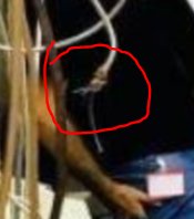 Man i suddig bild står för nära ett byggprojekt, detaljer områdat med röd cirkel.