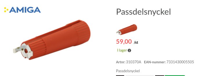 Röd passdelsnyckel för elinstallationer med pris och artikelnummer, mot vit bakgrund.