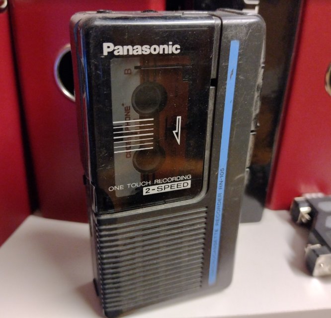 Gammal Panasonic bärbar kassettbandspelare med en volymmätare och etikett "ONE TOUCH RECORDING 2-SPEED".