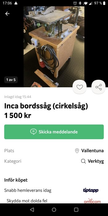 Inca bordsåg (cirkelsåg) på trästativ med elsladd upprullad på sidan.