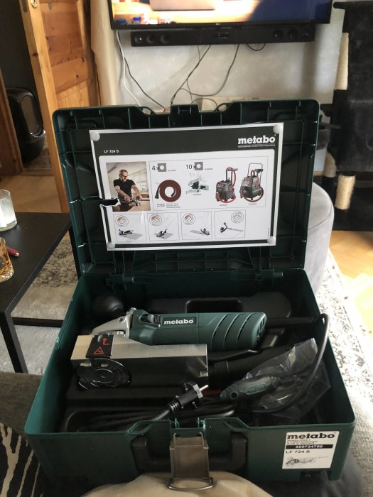 Ny inköpt Metabo lackfräs i verktygslåda redo för trapprenovering.