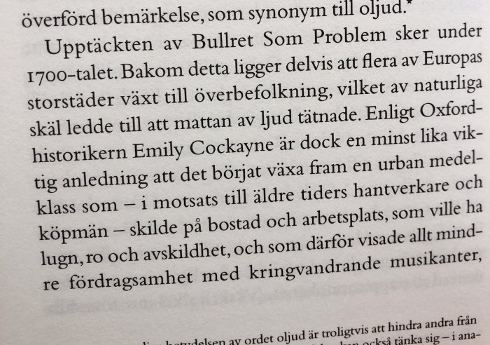 En sida ur en bok som diskuterar uppkomsten av "Bullret Som Problem" i Europa under 1700-talet och urbaniseringens effekter på ljudnivåer.