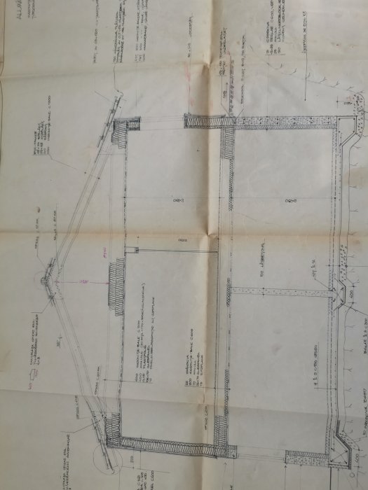 Gammal byggritning med handskrivna noteringar och ritade detaljer av en byggkonstruktion.